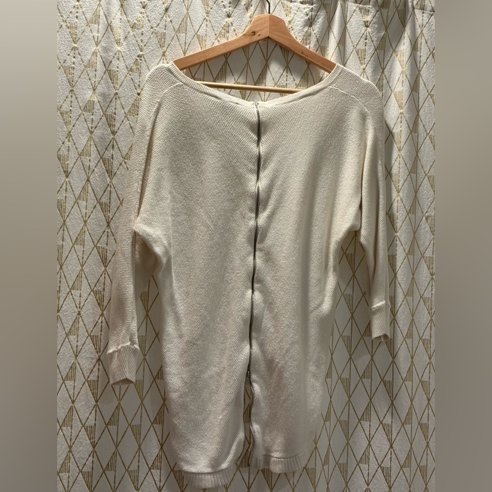 V-neck sweater with zipper in back